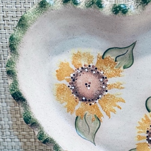 🌟5xHP🌟VTG 1980s Ceramic Heart Shaped Dish with Hand Painted Sunflowers - Picture 3 of 8
